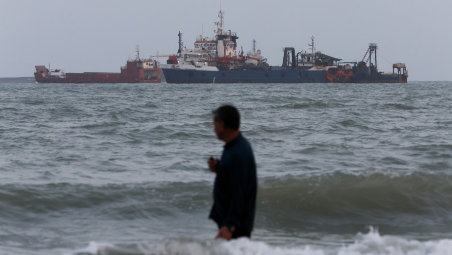 Kapal-kapal berlabuh di Selat Hormuz pada 10 Agustus. Fotografer: Ali Saeedi/Getty Images via Bloomberg