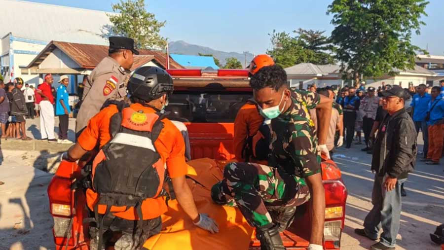 Kodam IX/Udayana Kerahkan Prajurit Evakuasi Warga Pascagempa M 7,7 di NTT. (Dok. IG @puspentni)