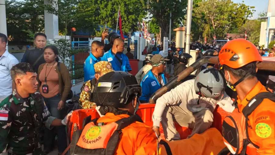Kodam IX/Udayana Kerahkan Prajurit Evakuasi Warga Pascagempa M 7,7 di NTT. (Dok. IG @puspentni)