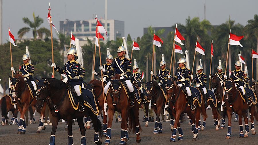 Suasana Kirab Merah Putih pembawa bendera pusaka dan naskah Proklamasi di Monas, Senin (17/8/2026). (Bloomberg Technoz/Andrean Kristianto)