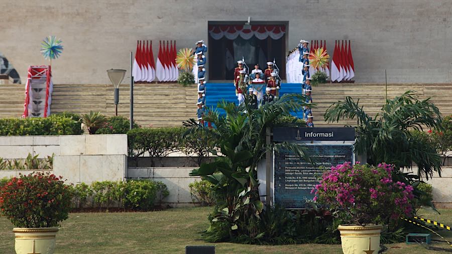 Suasana Kirab Merah Putih pembawa bendera pusaka dan naskah Proklamasi di Monas, Senin (17/8/2026). (Bloomberg Technoz/Andrean Kristianto)