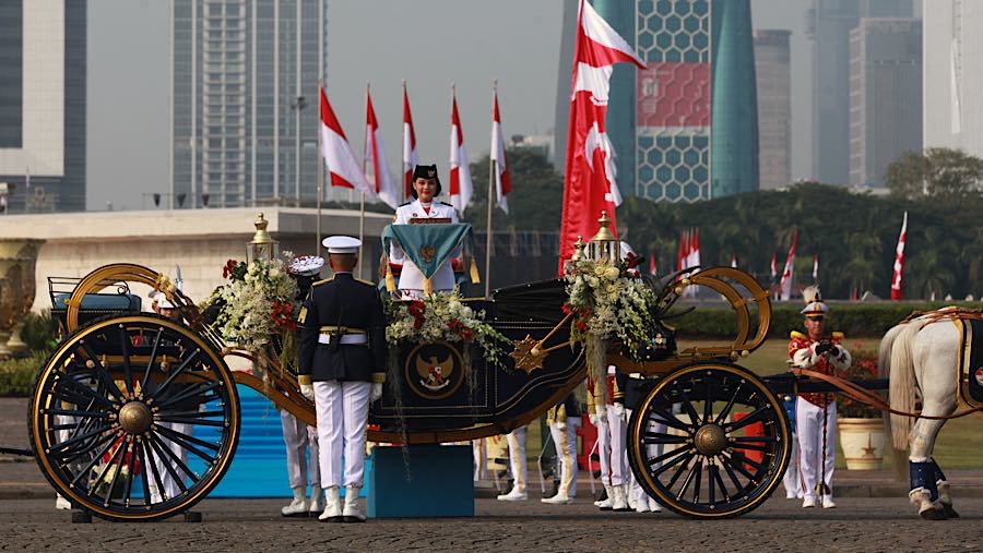 Suasana Kirab Merah Putih pembawa bendera pusaka dan naskah Proklamasi di Monas, Senin (17/8/2026). (Bloomberg Technoz/Andrean Kristianto)