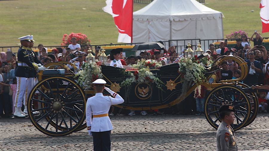 Duplikat bendera Merah Putih dibawa oleh Sultana Najwa, Purna Paskibraka 2025 yang mewakili Provinsi DKI Jakarta.  (Bloomberg Technoz/Andrean K)