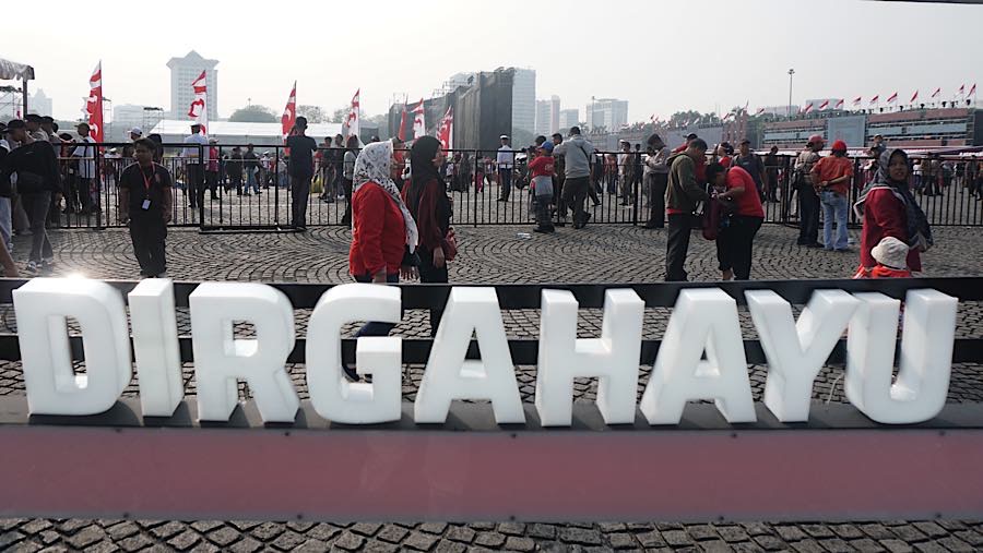 Rangkaian acara di Monas dihadiri ribuan warga yang datang dari berbagai wilayah. (Bloomberg Technoz/Andrean Kristianto)