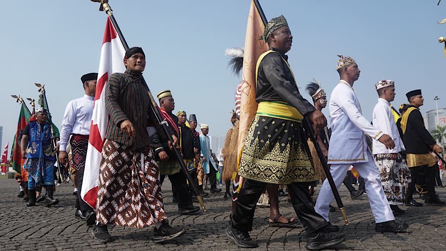 Kirab juga dimeriahkan oleh 76 pasukan berpakaian Nusantara yang menghadirkan keragaman budaya Indonesia dalam satu rangkaian perayaan kemerdekaan. 