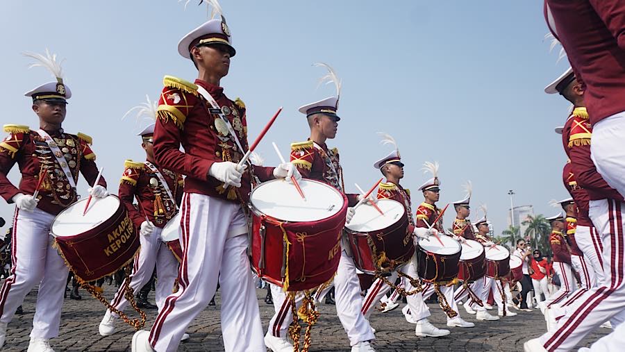 Barisan kirab terdapat 170 taruna/taruni yang tergabung dalam Drum Corps Pelopor Cendrawasih Akademi Kepolisian yang menambah semarak suasana.