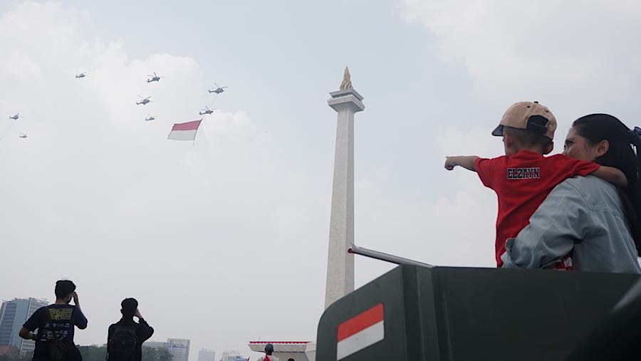 Sejumlah helikopter melakukan formasi saat peringatan HUT Kemerdekaan Ke-81 RI di Monas, Senin (17/8/2026). (Bloomberg Technoz/Andrean Kristianto)