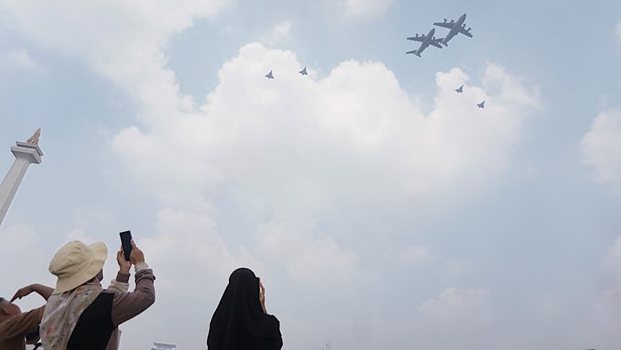 Sejumlah jet tempur melakukan formasi saat peringatan HUT Kemerdekaan Ke-81 RI di Monas, Senin (17/8/2026). (Bloomberg Technoz/Andrean Kristianto)