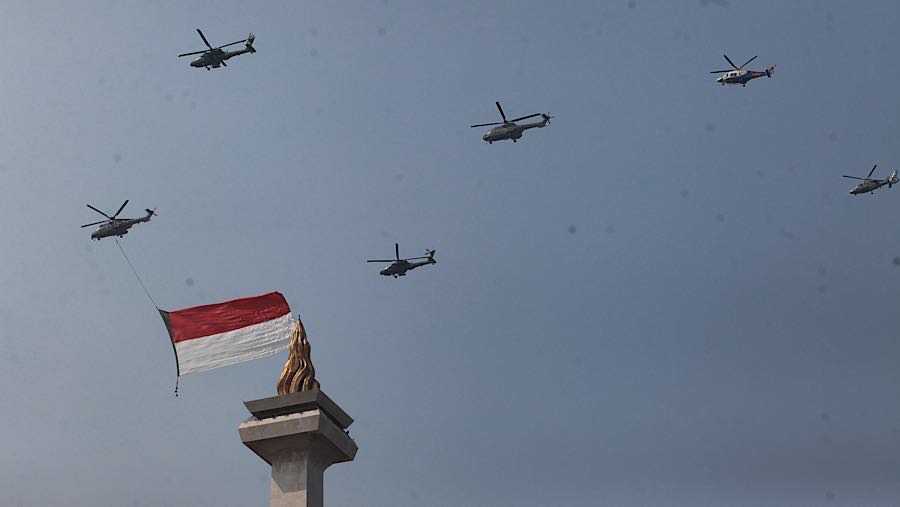 Sejumlah helikopter melakukan formasi saat peringatan HUT Kemerdekaan Ke-81 RI di Monas, Senin (17/8/2026). (Bloomberg Technoz/Andrean Kristianto)
