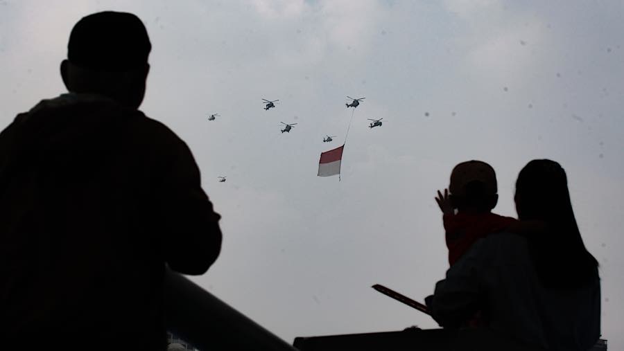 Sejumlah helikopter melakukan formasi saat peringatan HUT Kemerdekaan Ke-81 RI di Monas, Senin (17/8/2026). (Bloomberg Technoz/Andrean Kristianto)