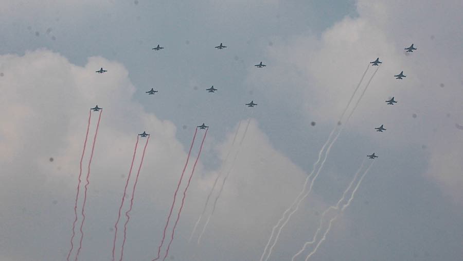 Sejumlah jet tempur melakukan formasi saat peringatan HUT Kemerdekaan Ke-81 RI di Monas, Senin (17/8/2026). (Bloomberg Technoz/Andrean Kristianto)
