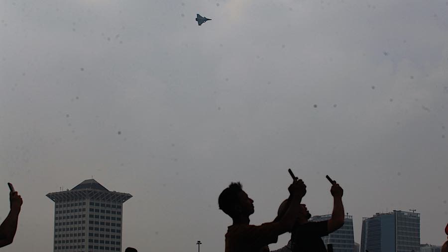 Sejumlah jet tempur melakukan formasi saat peringatan HUT Kemerdekaan Ke-81 RI di Monas, Senin (17/8/2026). (Bloomberg Technoz/Andrean Kristianto)