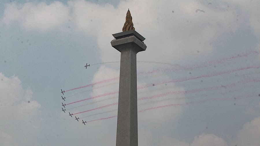 Jupiter Aerobatic Team (JAT) TNI AU melakukan formasi saat peringatan HUT Kemerdekaan Ke-81 RI di Monas, Senin (17/8/2026). (Bloomberg Technoz/Andre)