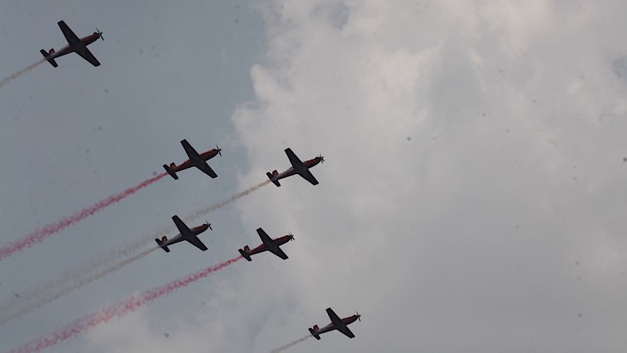 Jupiter Aerobatic Team (JAT) TNI AU melakukan formasi saat peringatan HUT Kemerdekaan Ke-81 RI di Monas, Senin (17/8/2026). (Bloomberg Technoz/Andre)
