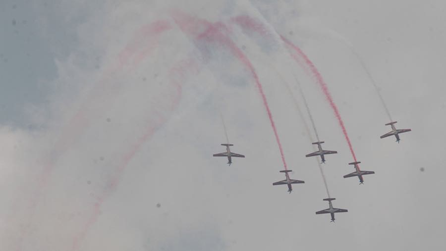 Jupiter Aerobatic Team (JAT) TNI AU melakukan formasi saat peringatan HUT Kemerdekaan Ke-81 RI di Monas, Senin (17/8/2026). (Bloomberg Technoz/Andre)