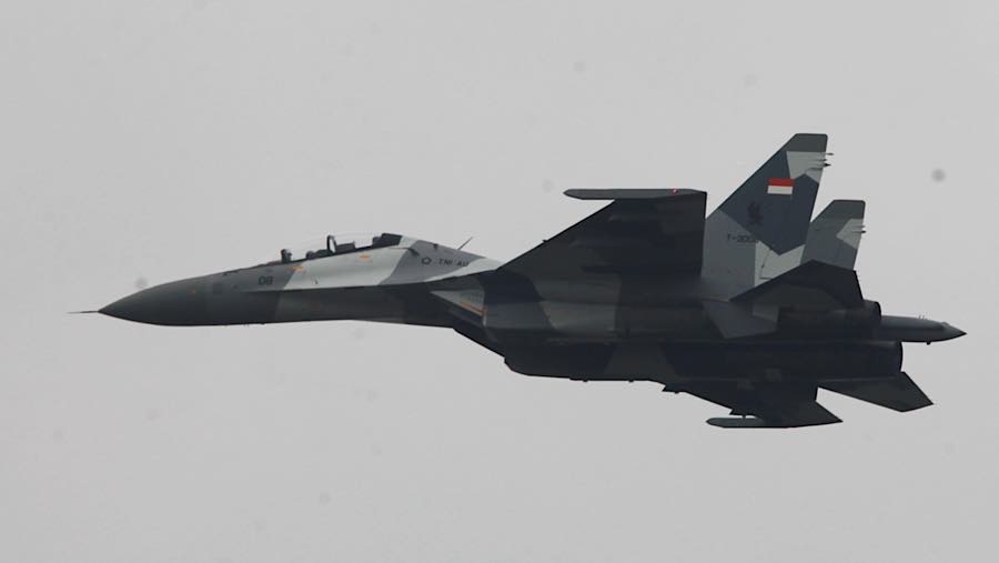 Jet tempur terbang saat peringatan HUT Kemerdekaan Ke-81 RI di Monas, Senin (17/8/2026). (Bloomberg Technoz/Andrean Kristianto)