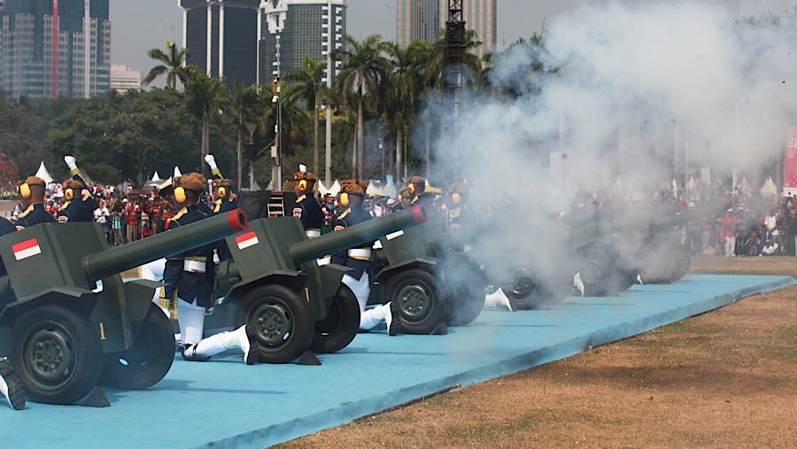 Dentuman meriam tersebut turut menandai momentum bersejarah yang setiap tahun diperingati sebagai Hari Kemerekaan Indonesia.