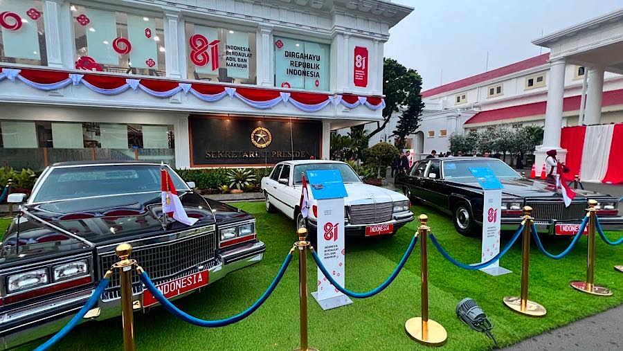 Mobil presiden terdahulu dipamerkan di Kompleks Istana Kepresidenan Jakarta, Senin (17/8/2026). (Bloomberg Technoz/Dovana Hasiana)