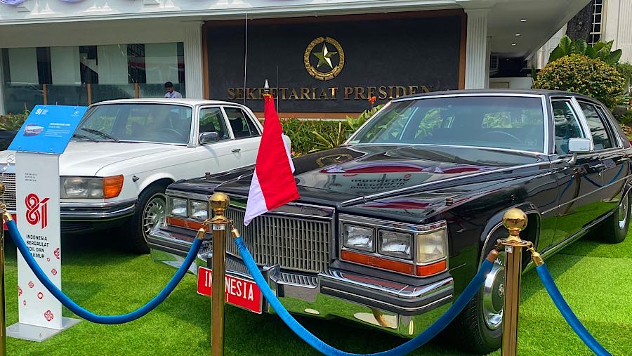 Koleksi yang dipamerkan terdiri atas dua unit Cadillac Fleetwood Brougham tahun 1980. (Bloomberg Technoz/Dovana Hasiana)