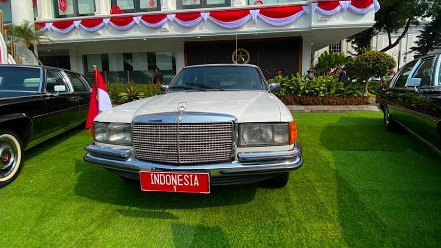Dua Cadillac tersebut ditempatkan mengapit Mercedes-Benz S280 yang pernah menjadi kendaraan dinas Presiden ke-2 RI Soeharto.