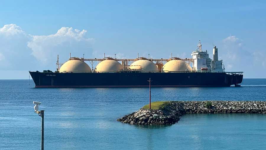 Kapal LNG Maleo mendekati Terminal LNG Donggi Senoro LNG (DSLNG) dijadwalkan untuk mengangkut pasokan LNG ke Jepang (Bloomberg Technoz/Sabrina)