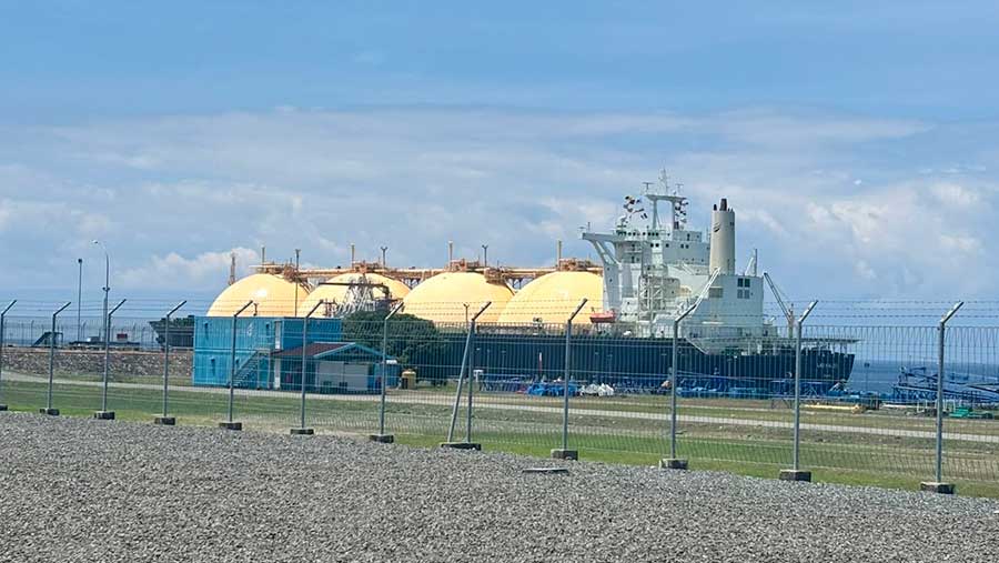 Kapal LNG Maleo mendekati Terminal LNG Donggi Senoro LNG (DSLNG) dijadwalkan untuk mengangkut pasokan LNG ke Jepang (Bloomberg Technoz/Sabrina)