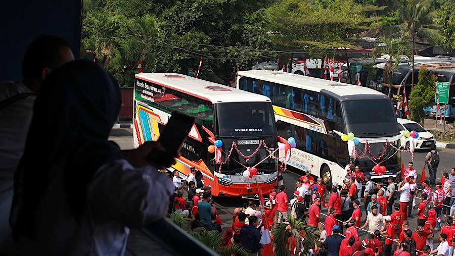 Lomba tarik bus menjadi tontonan tersendiri bagi mereka yang sedang berada di Terminal Kampung Rambutan.  (Bloomberg Technoz/Andrean Kritstianto)