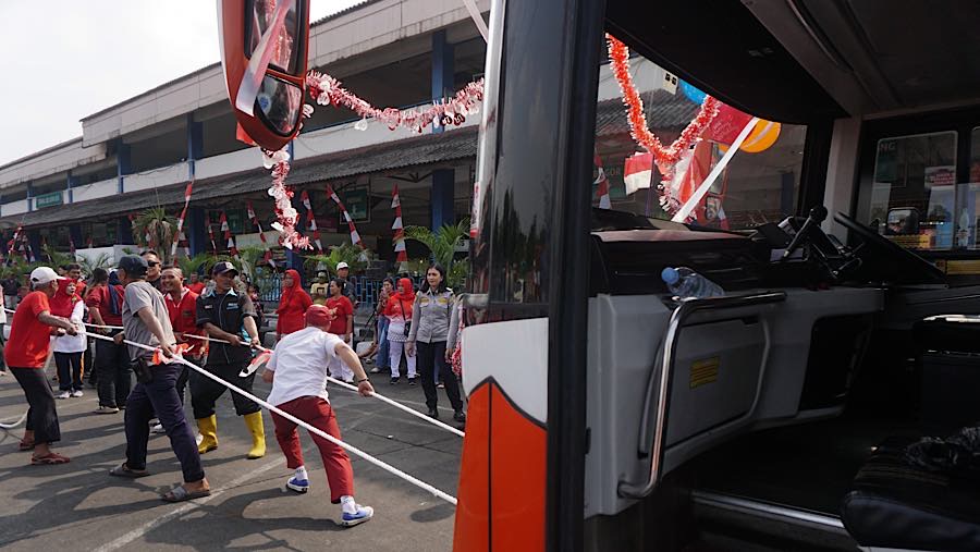 Teriakan penyemangat pun terdengar dari berbagai sisi menambah meriahnya lomba tersebut. (Bloomberg Technoz/Andrean Kritstianto)