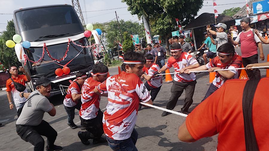 Sejumlah peserta mengikuti lomba tarik bus di Terminal Kampung Rambutan, Jakarta, Selasa (18/8/2026). (Bloomberg Technoz/Andrean Kritstianto)