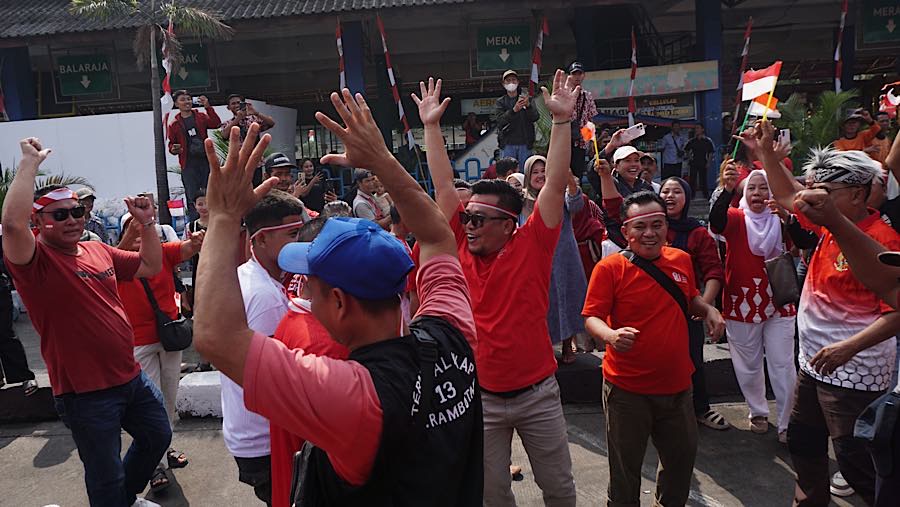 Suasana gembira terpancar dari raut wajah peserta usai memenangkan lomba. (Bloomberg Technoz/Andrean Kritstianto)