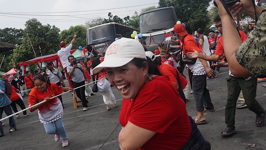 Setelah peserta laki-laki, giliran ibu-ibu mencoba tantangan yang sama yaitu menarik bus yang berbobot lebih dari 20 ton tersebut.