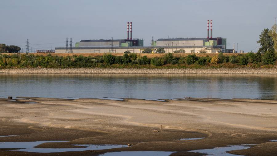 Bagian dasar sungai yang terekspos di Sungai Danube di samping pembangkit listrik tenaga nuklir Paks di Hongaria pada Agustus. (Bloomberg)