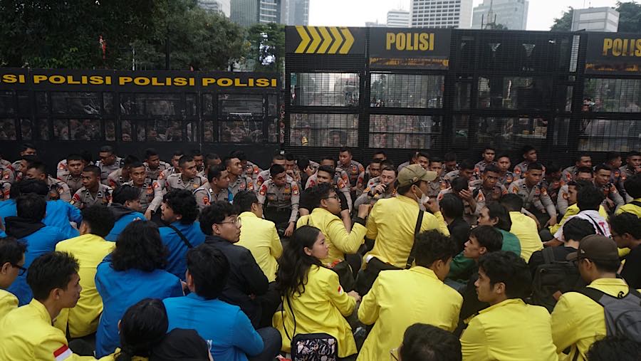 Sejumlah mahasiswa melakukam akso demo di Jalan MH Thamrin, Jakarta, Selasa (18/8/2026). (Bloomberg Technoz/Andrean Kristianto)