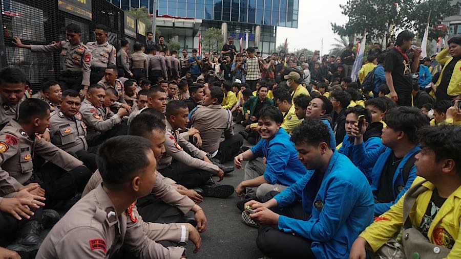 Sejumlah mahasiswa melakukam akso demo di Jalan MH Thamrin, Jakarta, Selasa (18/8/2026). (Bloomberg Technoz/Andrean Kristianto)