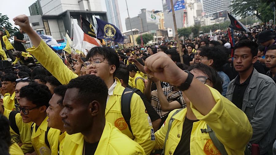 Sejumlah mahasiswa melakukam akso demo di Jalan MH Thamrin, Jakarta, Selasa (18/8/2026). (Bloomberg Technoz/Andrean Kristianto)