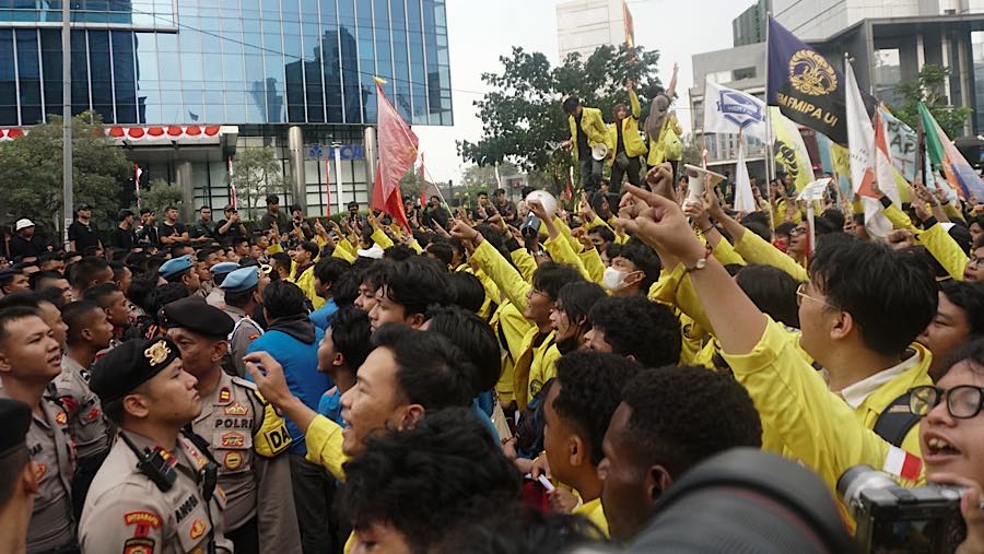 Sejumlah mahasiswa melakukam akso demo di Jalan MH Thamrin, Jakarta, Selasa (18/8/2026). (Bloomberg Technoz/Andrean Kristianto)