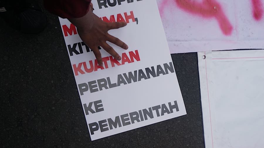 Sejumlah mahasiswa melakukam akso demo di Jalan MH Thamrin, Jakarta, Selasa (18/8/2026). (Bloomberg Technoz/Andrean Kristianto)