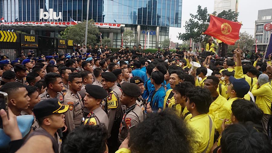 Sejumlah mahasiswa melakukam akso demo di Jalan MH Thamrin, Jakarta, Selasa (18/8/2026). (Bloomberg Technoz/Andrean Kristianto)