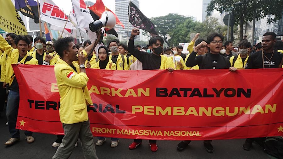 Sejumlah mahasiswa melakukam akso demo di Jalan MH Thamrin, Jakarta, Selasa (18/8/2026). (Bloomberg Technoz/Andrean Kristianto)