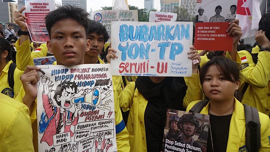 Sejumlah mahasiswa melakukam akso demo di Jalan MH Thamrin, Jakarta, Selasa (18/8/2026). (Bloomberg Technoz/Andrean Kristianto)
