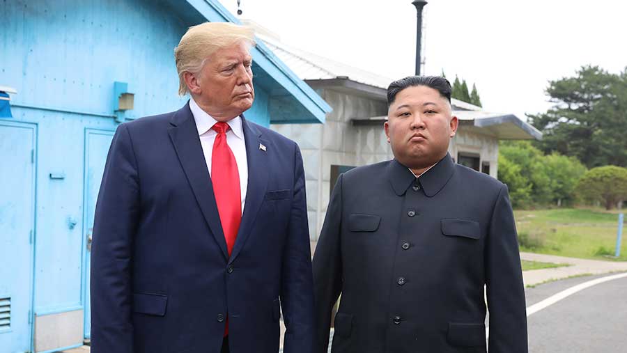 Donald Trump dan Kim Jong Un di dalam Zona Demiliterisasi (DMZ). (Via Bloomberg)