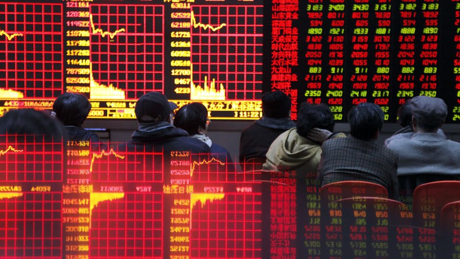 Para investor mengamati papan perdagangan SHFE yang terpantul pada permukaan meja di Shanghai, China./Bloomberg