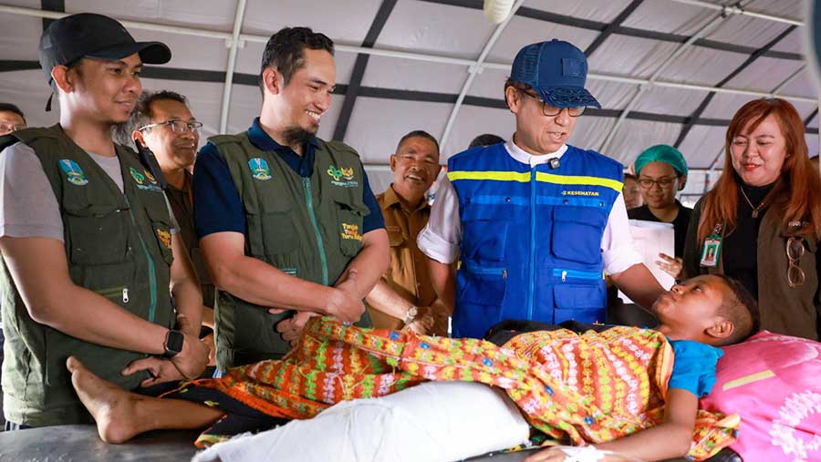 Menteri Kesehatan Budi Gunadi Sadikin kunjungi korban gempa NTT. (Dok. Kemenkes)