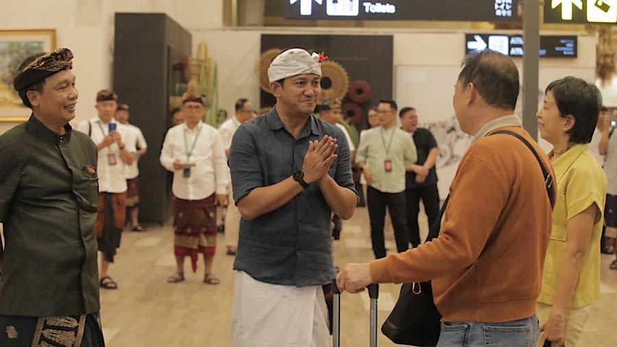 Regional CEO Kantor Regional II PT Angkasa Pura Indonesia (Persero) Wahyudi, GM Bandara I Gusti Ngurah Rai Bali, Nugroho Jati ikut menyambut penumpang