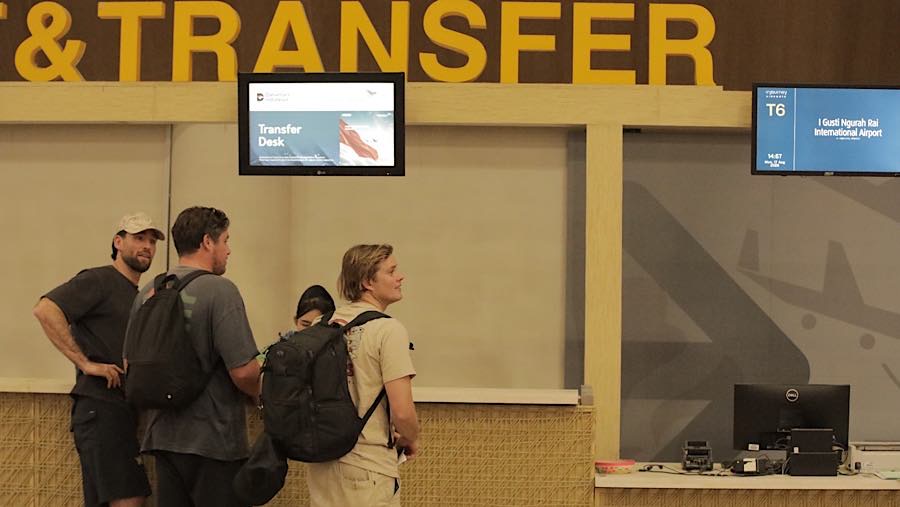 Bandara Internasional I Gusti Ngurah Rai Bali resmi mengoperasikan Jembatan Penghubung Transfer Terminal Internasional-Domestik mulai Senin (17/8).