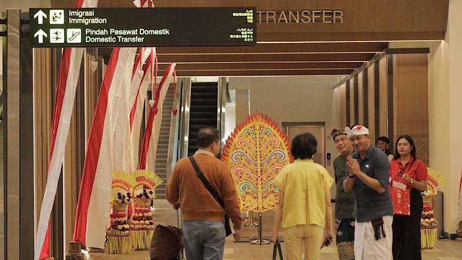 Suasana jembatan penghubung transfer Terminal Internasional-Domestik di Bandara Internasional I Gusti Ngurah Rai Bali,m. (dok. Angkasa Pura)