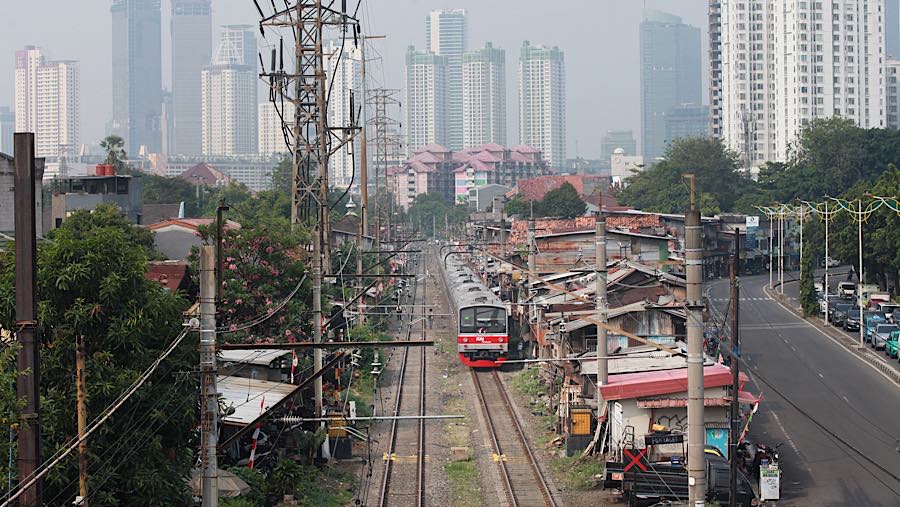Semakin rendah angka desil suatu keluarga, semakin tinggi prioritasnya untuk memperoleh program bantuan sosial. (Bloomberg Technoz/Andrean Kristianto)
