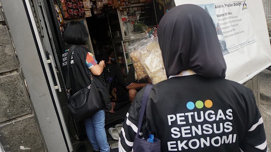 Petugas mewawancarai warga saat Sensus Ekonomi 2026 di kawasan Cilandak Timur, Jakarta, Rabu, (19/8/2026). (Bloomberg Technoz/Andrean Kristianto)