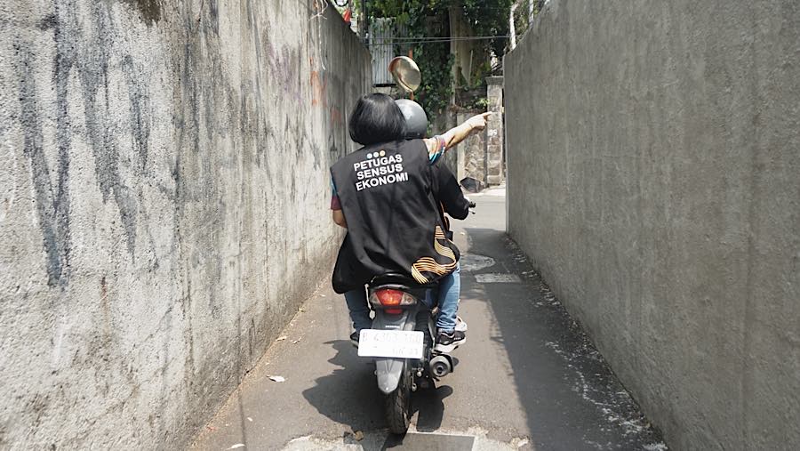Petugas Sensus Ekonomi menaiki sepeda motor di kawasan Cilandak Timur, Jakarta, Rabu, (19/8/2026). (Bloomberg Technoz/Andrean Kristianto)
