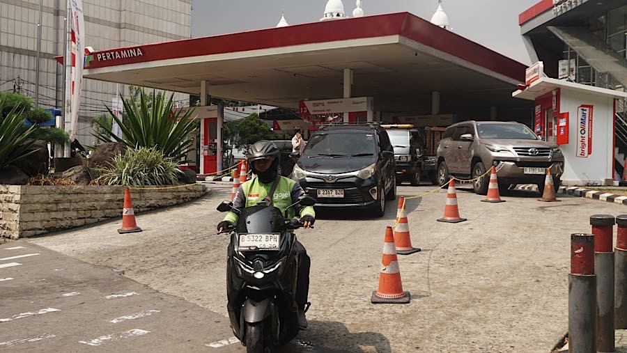 Kendaraan keluar dari salah satu SPBU Pertamina di Jakarta, Rabu (19/8/2026). (Bloomberg Technoz/Andrean Kristianto)